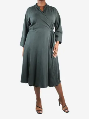   Green short-sleeved wrap dress - size M