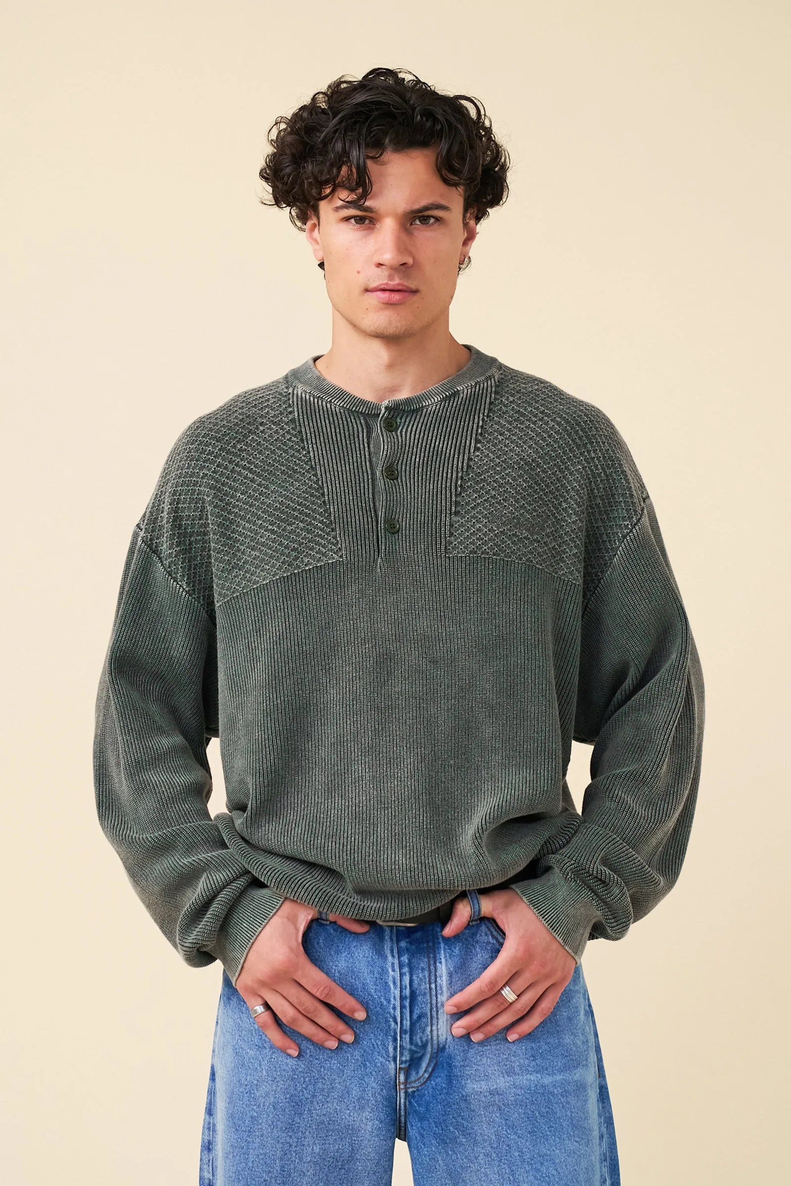 HALF BUTTON PANEL ACID WASHED PULLOVER - GREEN