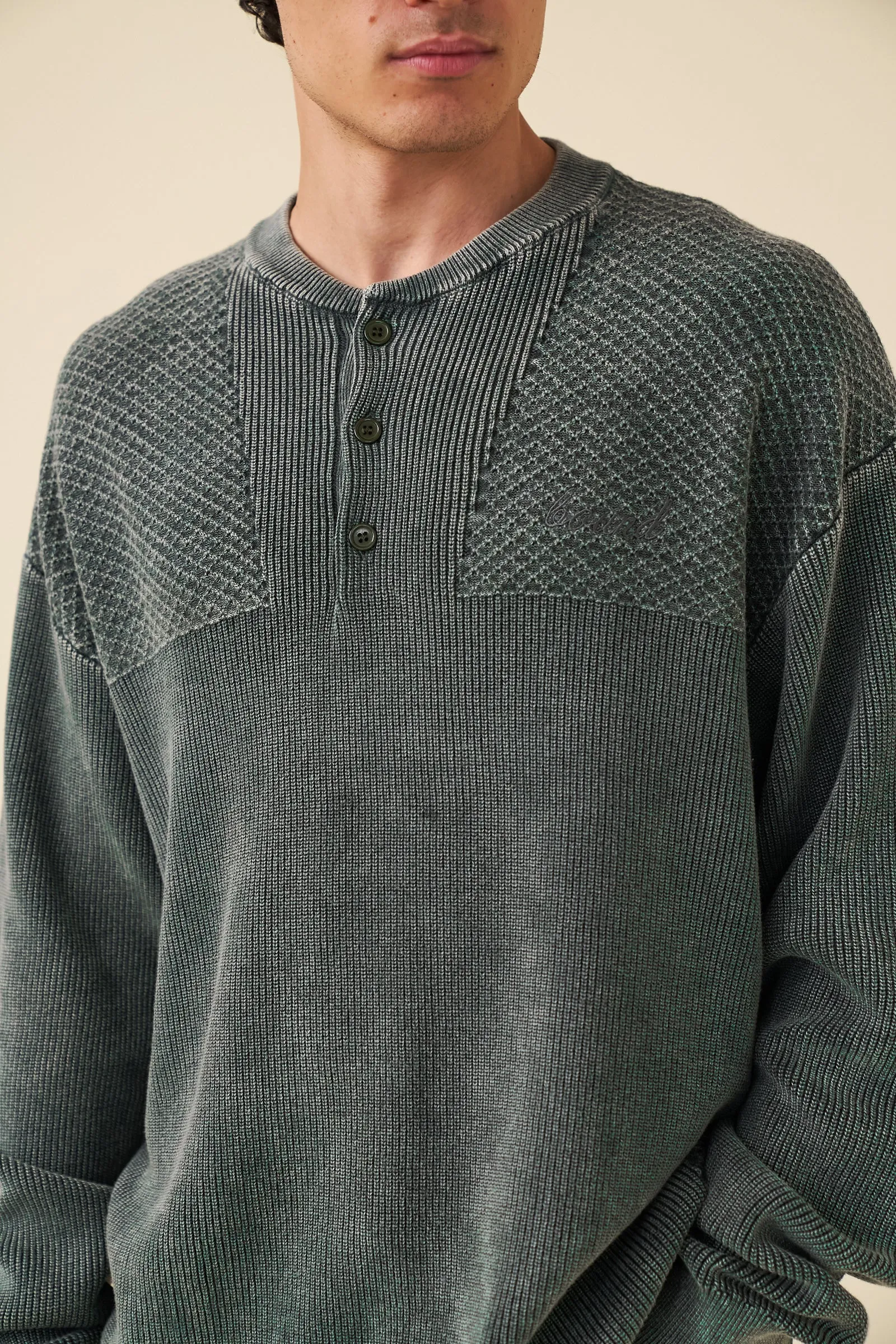 HALF BUTTON PANEL ACID WASHED PULLOVER - GREEN