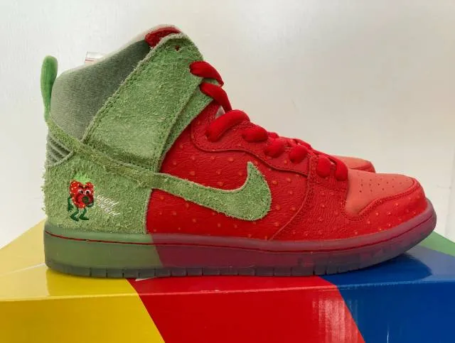 Nike sb dunk high strawberry cough