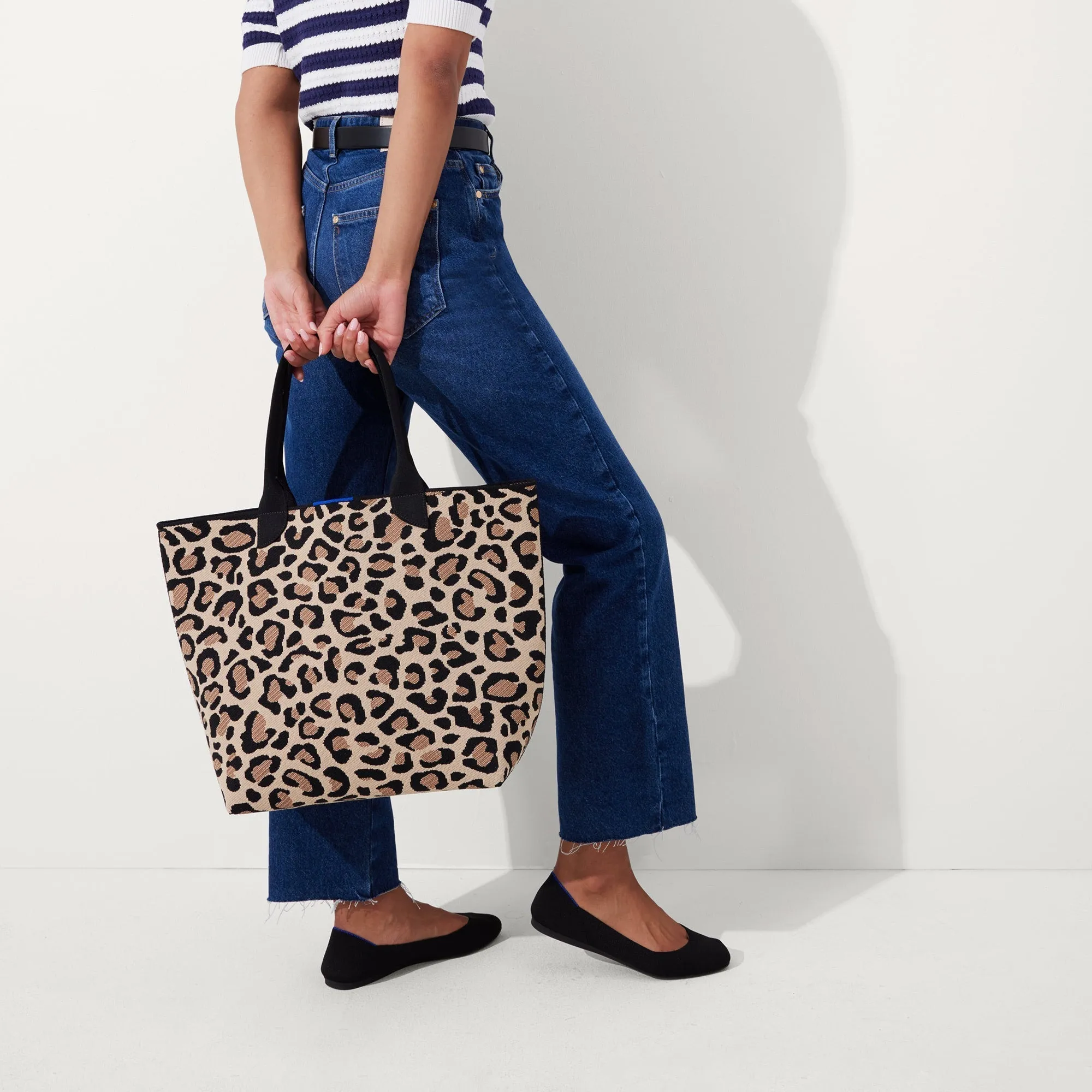 The Lightweight Tote in Desert Cat